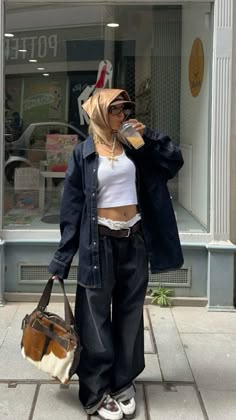 ig: sofiamcoelho Streetcore Aesthetic Outfit, Japanese Fashion Street Tokyo Style, Streetwear Flannel Outfit, Japanese Streetwear Women, Street Wear Aesthetic, How To Have Style, Streetwear Outfit Ideas, Funny Poses, Foto Tips