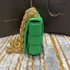 Description BTG VNT Chain Cassette Bag For Women 10.2in/26cm In Green 631421VBWZ03722 Rep 1:1 Size: 18 x 26 x 8 cm / 7.1 x 10.2 x 3.1 inches Big chain Metal closure One interior zipped pocket Include dust bag. This product is of the best quality. Bottega Veneta Chain Cassette, Dior Shirt, Louis Vuitton Shirt, Chanel Shirt, Stylish Handbags, Luxury Products, Evening Clutch Bag, Accessories Store, Bag For Women