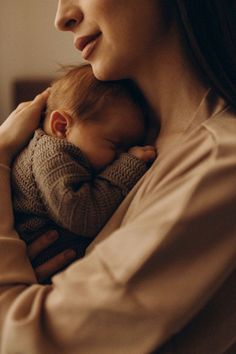 Photoshoot Ideas Mama And Newborn Photography, Newborn Lifestyle Family Photos, Newborn Couple Photography, Neutral Family Newborn Pictures, Diy Mom And Baby Photos, Newborn Baby Photo Shoot Ideas At Home, Modern Fall Family Photos, Mommy And Infant Photo Shoot, Newborn Photography Boy With Mom