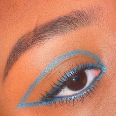 Simple Blue Eyeliner, Blue Graphic Eyeliner, Eyeliner Black, Blue Eyeliner, Graphic Liner, Glamour Makeup, Blue Graphic, Make Me Up