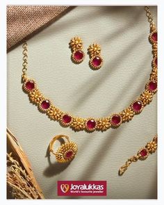 Small Gold Set Design, Ruby Sets Indian Gold, Small Gold Necklace Indian Jewellery Designs, Small Gold Jewelry Simple Necklace, Simple Choker Designs, Small Gold Necklace Set Indian, Light Weight Gold Choker Set, Small Necklace Gold Indian, New Necklace Designs Gold