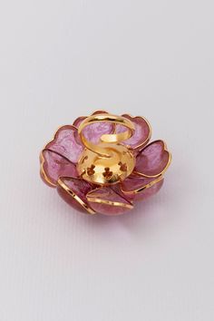 AUGUSTINE -Bague camélia en métal doré composée d'une fleur en pâte de verre rose et de strass. Taille ajustable. Condition : Très bon état Dimensions : Luxury Pink Flower Ring For Formal Events, Luxury Pink Flower Ring For Formal Occasions, Formal Pink Flower Ring, Saint Laurent Clothes, Adventure Backpack, Timeless Brand, Anti Theft Backpack, Brooch Necklace, Head Accessories