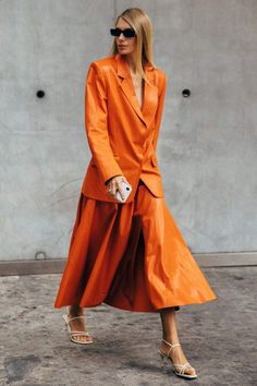 Milan Fashion Week's Best Dressed | PORTER Leather Street Style, 2020 Street Style, Porter Magazine, Monochrome Style, African American Fashion, Diy Braids, Orange Outfit, Easy Style, Milan Fashion Weeks