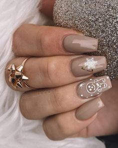 Beige Nails Design, Nagellack Trends, Festive Nail Art, Gold Glitter Nails, Holiday Nail Designs, Beige Nails, Christmas Nail Art Designs, Christmas Nails Acrylic, Nails 2023