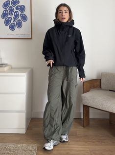 Camping Outfits Autumn, Hiking Inspo Outfit, Arcteryx Hiking Outfit, Hiking Camping Outfit, Rainy Day Hike Outfit, Iceland Fall Outfits, Jeans Hiking Outfit, Japanese Hiking Outfit, Rainy Hike Outfit