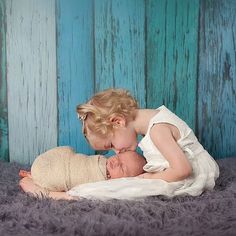 Baby Boy Newborn Pictures, Foto Newborn, Baby Pictures Newborn, Sibling Photography, Newborn Pics, Sisters Photoshoot, Boy Newborn