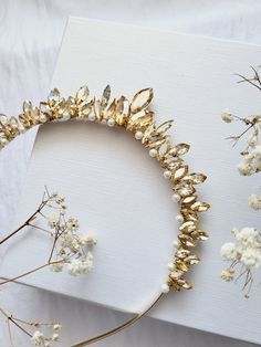 This bridal headband is a stunning combination of Preciosa crystal and Majorca pearls. Handcrafted with exquisite attention to detail, it's the perfect accessory to complete your wedding day look. The headband features a delicate arrangement of sparkling Preciosa crystals, which have been carefully hand-set into metal settings. These crystals are interspersed with lustrous Majorca pearls, which add a touch of classic elegance to the design. Whether you're looking for a statement accessory to complement a simple wedding dress, or want to add some extra sparkle to an elaborate gown, this bridal headband is sure to impress. It's a timeless piece that you'll treasure for years to come. read before you order Shipping takes: 1-3 weeks in Europe 2-6 weeks to the USA Halo Tiara, Gold Bridal Crowns, Tiara Gold, Crown Halo, Headpiece Wedding Hair, Headband Crystal, Wedding Hair Wreath, Hair Accessories Wedding, Hair Wreaths