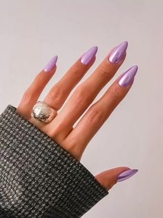 Hailey Bieber Purple Nails, Light Purple Metallic Nails, Crome Purple Nail, Gel Nails For Summer 2024, Chrome Nails Light Purple, Bright Purple Chrome Nails, Metallic Lilac Nails, Purple Aura Nails Chrome, Summer Nails 2024 Purple