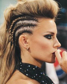 Cool Eyeshadow, Mohawk Hairstyles For Women, Eyeshadow Black, Concert Hairstyles, Rock Hairstyles, Beautiful Braided Hair, Mohawk Hairstyles