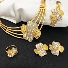 Afraic Jewelry -Gold Color Jewelry Set For Women Inlays White Rhinestone Necklace Earrings Bracelets Rings Set Wending Party Gift material: Zinc alloy key words: bowknot Shape Jewelry for women Inlays White Rhinestone Alloy Necklace Style: African fashion 4 piecese jwelry set for women Style: TRENDY Shape\pattern: Butterfly Production process: Three times in the plating Plating color: gold Origin: Mainland China Occasion: Engagement Model Number: 170 Metals Type: Zinc alloy Material: Metal MOQ: 1Set Jewelry Sets Type: Necklace/Earrings/Ring/Bracelet Item Type: Jewelry Sets Included Additional Item Description: Necklace earring ring bracelet Gender: Women Model Number:3256803884042116 Product information: Material:Zinc alloy Color: Gold Color Product Package Details: 1 Set (Neckace, Bracele Metal Jewelry Sets With Plating For Gifts, Elegant Alloy Jewelry Sets For Gifts, Formal Gold Plated Jewelry With Rhinestones, Plated Alloy Jewelry Sets For Gifts, Gold Plated Rhinestone Jewelry For Wedding, Formal Gold Plated Rhinestone Jewelry, Gold Jewelry Sets With Rhinestones And Crystal, Costume Jewelry Sets With Rhinestones For Gifts, Gold Rhinestone Jewelry Sets For Anniversary