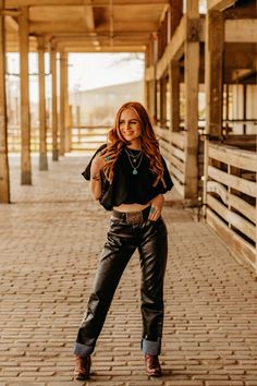 Stockyard Senior Pictures, Punchy Photoshoot Ideas, Western Graduation Pictures, Western Senior Pictures Outfit, Senior Picture Ideas Western, Western Photoshoot Outfits, Western Pose, Grunge Poses