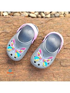 Sandalia Infantil Babuche Borboleta Cinza      Sapatos com tira no tornozelo,Sapatos escolares   Kids Shoes, size features are:Bust: ,Length: ,Sleeve Length: Giraffe Decor, Butterfly Sandals, Pink Giraffe, Kids Flats, Trendy Beach, Baby Sandals, Beach Slippers, Delicate Flower, Kid Shoes