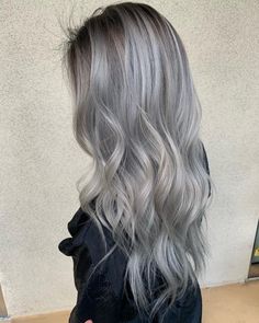 Pelo Color Ceniza, Dark Silver Hair, Black Cherry Hair, Black Hair Balayage, Chocolate Brown Hair Color, Blonde Hair Color Ideas, Silver Blonde