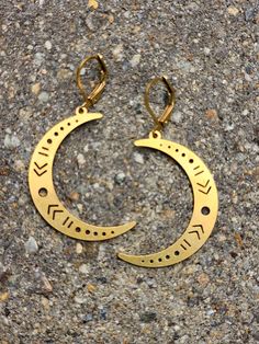 beautiful crescent moon brass earrings perfect for the moon lover in all of us.  these golden  brass moons have simple designs cut out from them giving them a cool and modern feel. these lightweight earrings are made from brass  which will naturally tarnish over time giving them a  super cool antiqued look.  they are made with  golden brass earwires. please scroll thru photos to see size in relation to the quarter i have shown them with. crescent moon earrings / cut out moon design earrings / br Lover Earrings, Moon Lover, Earrings Moon, Earrings Golden, Crescent Moon Earrings, Moon Lovers, Moon Jewelry, Design Earrings, Lightweight Earrings