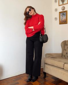 Qual look “vermelino” vc + gostou?! ♥️ Red Pants Work Outfit, Red Outfit Winter, Formal Casual Outfits, Red Sweater Outfit, Red And Black Outfits, Look Casual Chic, Chic Winter Outfits, Classic Style Outfits, Basic Outfits