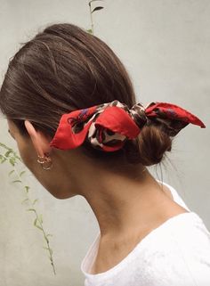 silk scarf as a chic hair accessory. Different ways to wear silk scarves Bob Hair, Good Hair Day, Good Hair, Hair Envy, Hair Dos, Trendy Hairstyles, Hair Day, Bun Hairstyles