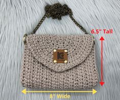 a crocheted purse is shown with measurements for the chain and clasp on it