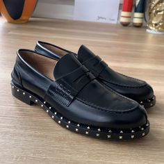 - Designer = Valentino Garavani - Size = 8m(41). Trunk 35 - Msrp = $1165 - Made In Italy - Valentino Garavani Metal Studded Made In Italy Size 8(41) Slip On Black Moccasin - 1” Inch Block Heel. 0.5”Inch Platform Heel. - Padded Leather Insole And Leather Outsole. - Measured Underneath Outsole From From Front Tip Of Shoes To Back Tip Of Heel To Give An Estimate Of Size Length = Approximately 29cm - Genuine And Authentic Or Your Money Back Trunk 35 Luxury Leather Loafers With Studs, Luxury Studded Loafers For Formal Occasions, Formal Leather Loafers With Spikes, Black Calf Leather Loafers For Fall, Elegant Black Loafers With Studs, Formal Black Studded Loafers, Black Spiked Loafers For Formal Occasions, Black Leather Loafers With Spikes, Elegant Leather Loafers With Spikes