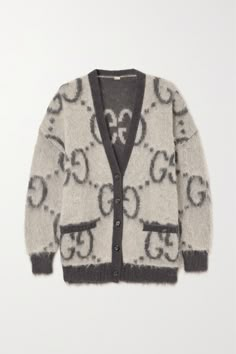 Gucci's oversized cardigan is intarsia-knitted with the instantly recognizable 'GG' motif and completely reversible, so you can choose between the fuzzy or smoother side. Inspired by vintage childrenswear, it's been made in Italy from mohair-blend in a neutral gray and ivory colorway. Wear yours with jeans or over a dress. Gucci Clothes Women, Gucci Outfits Women, Gucci Pet, Gucci Cardigan, Chanel Cardigan, Korean Winter Outfits, Gucci Jacket, Streetwear Essentials, Cardigan Design