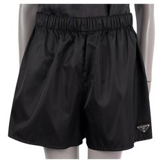 100% authentic Prada high-waisted shorts in black re-nylon (100%). Embellished with logo plaque and inside drawstring. Have been worn and is in virtually new condition. Measurements Tag Size 46 Size XL Waist 76cm (29.6in) to 110cm (42.9in) Hips From 120cm (46.8in) Length 39cm (15.2in) Inseam 8cm (3.1in) Rise 36cm (14in) All our listings include only the listed item unless otherwise specified in the description above. Prada Shorts, Shorts Pants, High Waisted Shorts, Short Pants, Short Outfits, Bermuda Shorts, Prada, Trousers, High Waisted