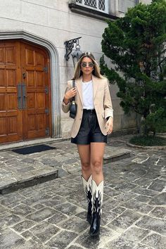 Cowboy boots outfits are honestly so cute! Check out these gorgeous cowgirl outfit ideas with cowboy boots. This is how you can easily style cowboy boots! Outfit Botas, Cowgirl Boots Outfit, Bota Country, Looks Country, The Cowboy, Stylish Outfit, Cute Fall Outfits, Autumn Aesthetic, Fashion Fall