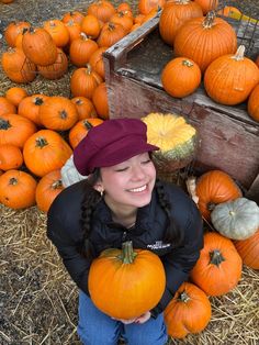 Pumpkin Patches Pictures, Pumpkins Patch Pictures, Fall Fits Pumpkin Patch, Pumpkin Patch Aesthetic Photoshoot, Fall Pictures Ideas For Instagram, Aesthetic Pumpkin Patch Pictures, Autumn Pic Ideas, Cute Pumpkin Patch Photos, Fall Ig Feed