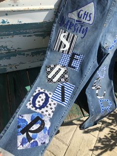 Decorated Overalls For Football, Decorated Overalls Homecoming, Cheer Overalls, School Spirit Pants, Mj Homecoming, Homecoming Pants Decorated, Homecoming Jeans Decorated, Spirit Jeans Homecoming, School Spirit Jeans