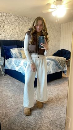 Sweatpants Outfit For Winter, Sweatpants With Uggs, Dressed Up Sweatpants, Dress Up Sweatpants Outfits, Wide Leg Sweatpants Outfit, Chilly Fits, Hollister Outfits, Church Notes, Hollister Clothes