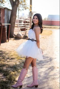 #ootd Western Photoshoot Ideas Birthday, Pink Western Photoshoot, Casual Quince Photoshoot Ideas, Vaquera Graduation Pictures, Cute Outfits For Photoshoots, Cowgirl Boots Photoshoot, Vaquera Photoshoot, Western Birthday Photoshoot, 17th Birthday Outfit Ideas