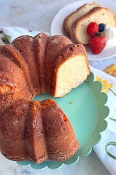 How to Make Old Fashioned Pound Cake (Southern Recipe) - Bloom Old Fashioned Pound Cake, Southern Pound Cake, Homemade Banana Pudding Recipe, Southern Recipe, Homemade Banana Pudding, Golden Cake, Best Pans, Pound Cake Recipes, Cake Box