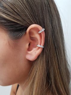 a woman's ear is shown with an invisible band