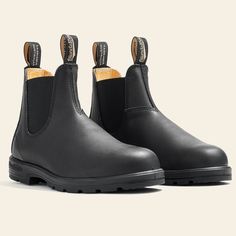 An all black Chelsea boot in premium leather is hard to beat. These Women’s boots provide a great fit, with both comfort and protection combined with style thanks to features such as XRD® Technology in the heel area which helps reduce shocks to the foot. Leather Chelsea Boots Women, Blundstone Black, Blundstone Shoes, Blundstone Boots, Mens Dress Boots, Mens Boots Casual, Side Zip Boots, Chelsea Ankle Boots, Dress Boots