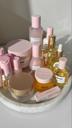 Lots Of Skincare Products, Astetic Skin Care, Aestethic Self Care, Girly Skincare Products, Girl Doing Skincare Aesthetic, Wellness Self Care Aesthetic, Skincare And Beauty, Good Skincare Aesthetic, Skin Care Vision Board Aesthetic