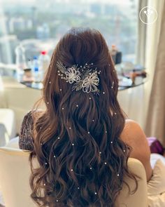 Sangeet Look Hairstyle, Haldi Hairstyles For Bride On Saree, Roka Hairstyle For Bride, Engegment Hairstyle Look, Haïr Style For Reception, Indian Bridal Hairstyles For Short Hair, Open Hair Styling For Wedding, Hairstyle For Reception Indian, Indian Engagement Hairstyles