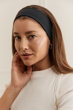 Ce bandeau pour cheveux est parfait pour tenir vos cheveux toute la journée! Doux et extensible, un must pour la saison! Bandeau pour cheveux Taille unique Dimension : 2 1\8'' de largeur Composition: 75% nylon, 25% spandex Stretchy Headbands, Hair Back, Hold On, The Day, Composition, Spandex, Hair