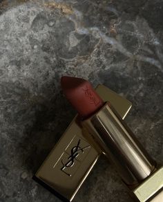 Glam Makeup Natural, Tattoo Lipstick, Aesthetic Lipgloss, Glow Up Makeup, Aesthetic Lipstick, Kiss Tattoo, Lipstick Aesthetic, Dior Lip Oil, Glow Up Checklist