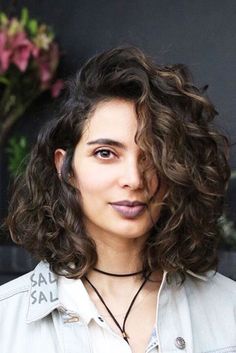 Sexy Wavy Bob Hairstyles for Any Occasion ★ See more: http://lovehairstyles.com/wavy-bob-hairstyles-any-occasion/ Curly Natural Curls, Short Natural Curls, Curly Short, Medium Curly, Wavy Bob Hairstyles, Medium Curly Hair Styles, Haircut Inspiration, Dirty Dancing, Curly Hair Cuts