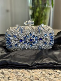 New stunning clutch silver with blue and glass beads. Can be used as a clutch or shoulder hung. Lined in Satin. Fancy Purses, Evening Clutch, Clutch Handbag, Vintage Looks, Evening Bags, Purses And Handbags, Labour Day, Glass Beads, Diy Projects