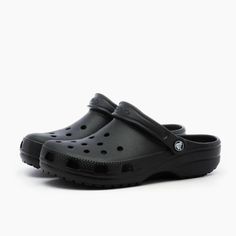 Nwt Classic Black Noir M9/W11 Blue Crocs, Black Crocs, Pretty Sneakers, Shoes For School, Shoes Crocs, Blue Flip Flops, Crocs Black, Dr Shoes, Pretty Shoes Sneakers