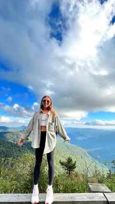 Outfit Ideas For Mountain Trip, Mountain Outfit Ideas, Hill Station Outfit, Hike Outfit Spring, Outfit Mountain Trip, Banff Summer Outfit, Maine Hiking Outfit, Mountain Dress Outfit, Oregon Hiking Outfit