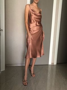 Rose Gold Cowl Neck Silk Satin Midi Length Slip Dress Sangles - Etsy Belgique Rose Gold Slip Dress, Elegant Satin Camisole Dress, Elegant Bridesmaid Slip Dress With Spaghetti Straps, Chic Bridesmaid Slip Dress With Spaghetti Straps, Solid Satin Slip Dress For Date Night, Elegant Satin Finish Camisole Dress, Chic Satin Bridesmaid Slip Dress, Chic Satin Slip Dress For Bridesmaids, Bridesmaid Satin Slip Dress