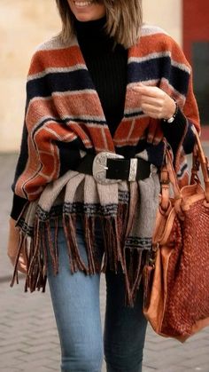 Poncho Outfit, Mode Tips, Ways To Wear A Scarf, How To Wear A Scarf, Scarf Outfit, Mode Boho, Mode Casual, Fashion Hacks Clothes, Volleyball Hairstyles