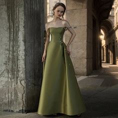 Olivia Mark - Green Spaghetti Strap Evening Gown in Satin for Formal Events Princess Skirt, Beautiful Maxi Dresses, Satin Prom Dress, Princess Style, Wedding Dress Styles, Unique Dresses, Long Prom Dress, Dream Dress, Look Fashion