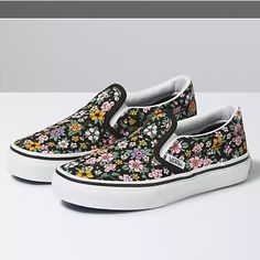 Nwt And Box. A Comfy Pair Of Floral Patterned Sneakers. Size Is Us Juniors 7. I Wear A Size 7 But These Are Slightly Too Big For Me. Rainbow Vans, Floral Vans, Cute Vans, Tenis Vans, Vans Store, Vans Black And White, Print Sneakers, Vans Shop, Blue Sneakers