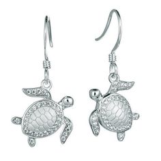 The picture shows a pair of 925 sterling silver white gold-vermeil sea turtle hook earrings with topaz. Silver Earrings Outfit, Tortoise Turtle, Seahorse Pendant, Silver Rings With Stones, Turtle Earrings, Diamond Eyes, Silver Jewels, Average Weight, Sparkle Earrings