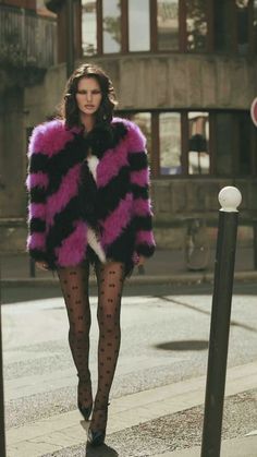 Pink Fur Coat Outfit, Street Model, Fur Outfit, Pink Fur Coat, Black Fur Coat, Polka Dot Tights, 90s Inspired Outfits, Fur Jackets, Style Basics