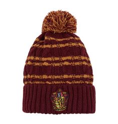 Gryffindor Knitted Hat | Harry Potter Shop US Gryffindor Uniform, Hogwarts Trunk, Hogwarts Gifts, Hogwarts House Colors, Gryffindor Scarf, Harry Potter Shop, Anniversaire Harry Potter, Harry Potter Merchandise, Harry Potter Outfits