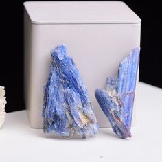 Material: Kyanite Raw Ore Size: 19*40*60*95mm Weight: 35-65g Quantity: 1pcs Best Healing Crystals, Science Decor, Bright Blue Color, Silvery Blue, Kyanite Crystal, Improve Communication, Energy Stones, Blue Kyanite, Energy Crystals