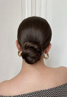 Tight Bun Wedding Hairstyles, Slick Buns, Low Bun Bridal Hair, Updo Ideas, Clothes School, Bump Hairstyles, Ballroom Hair, Bridal Hair Veil, Big Bun Hair