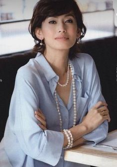 Pearl Outfit Casual, Pearls With Casual Outfit, Long Pearl Necklace Outfit, Pearls Necklace Outfit Casual, Classy Work Attire, How To Wear Pearls, Big Pearl Necklace